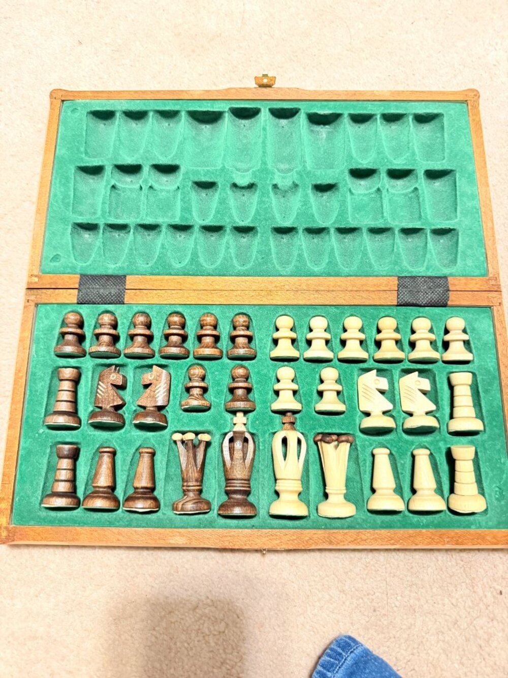 Wooden Chess Set Folding Case 32 Staunton Pieces Felt-Lined